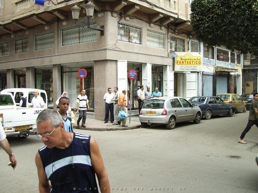169-ORAN-Juin06-rue ALSACE-LORRAINE(en arriere plan, anciens magasins ELECTROLUX.jpg - Unicode